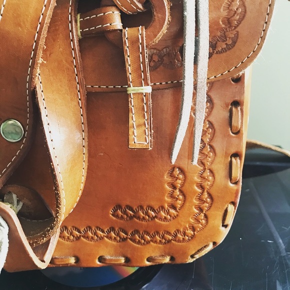 Handmade Vintage Tooled Leather Horse Saddle Bag - Picture 6 of 10